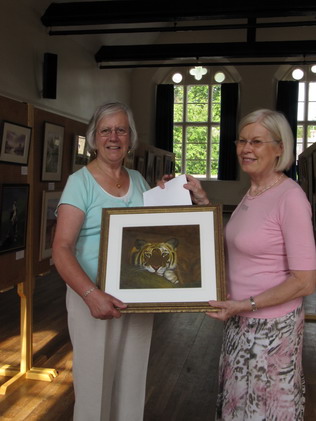 Una Williams and her painting of a tiger